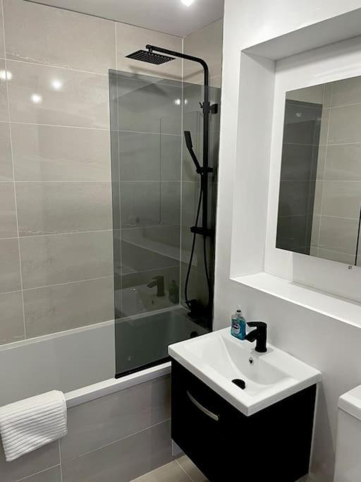 6 Bedroom In A 3 Apartment Building Complex, Great For Large Group Bookings, Central London Location London