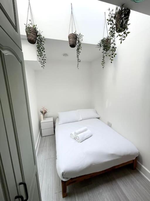 6 Bedroom In A 3 Apartment Building Complex, Great For Large Group Bookings, Central London Location