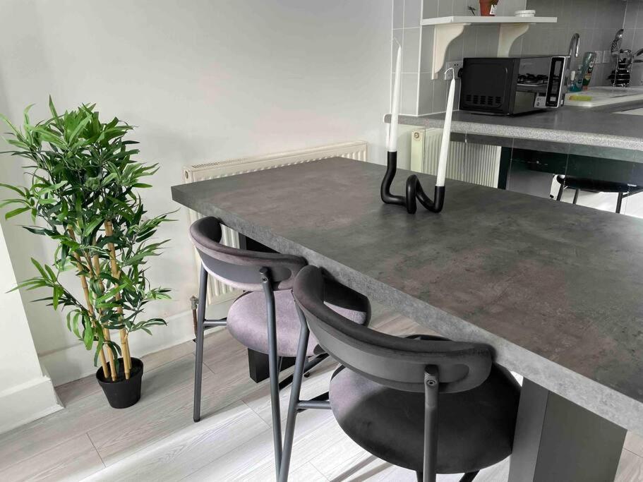 6 Bedroom In A 3 Apartment Building Complex, Great For Large Group Bookings, Central London Location * London