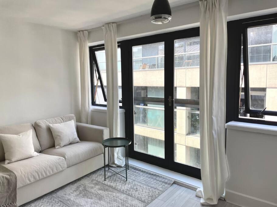 6 Bedroom In A 3 Apartment Building Complex, Great For Large Group Bookings, Central London Location Apartment