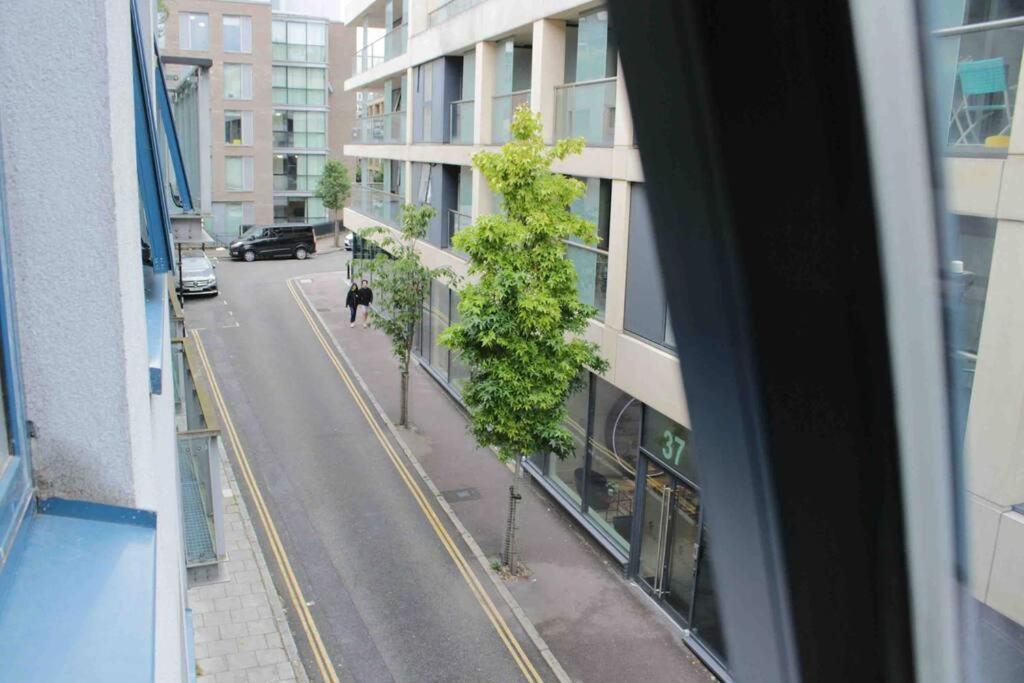 6 Bedroom In A 3 Apartment Building Complex, Great For Large Group Bookings, Central London Location Apartment *