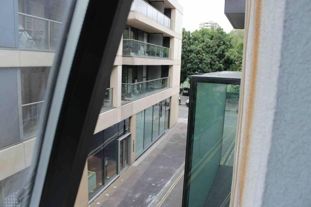 6 Bedroom In A 3 Apartment Building Complex, Great For Large Group Bookings, Central London Location Apartment