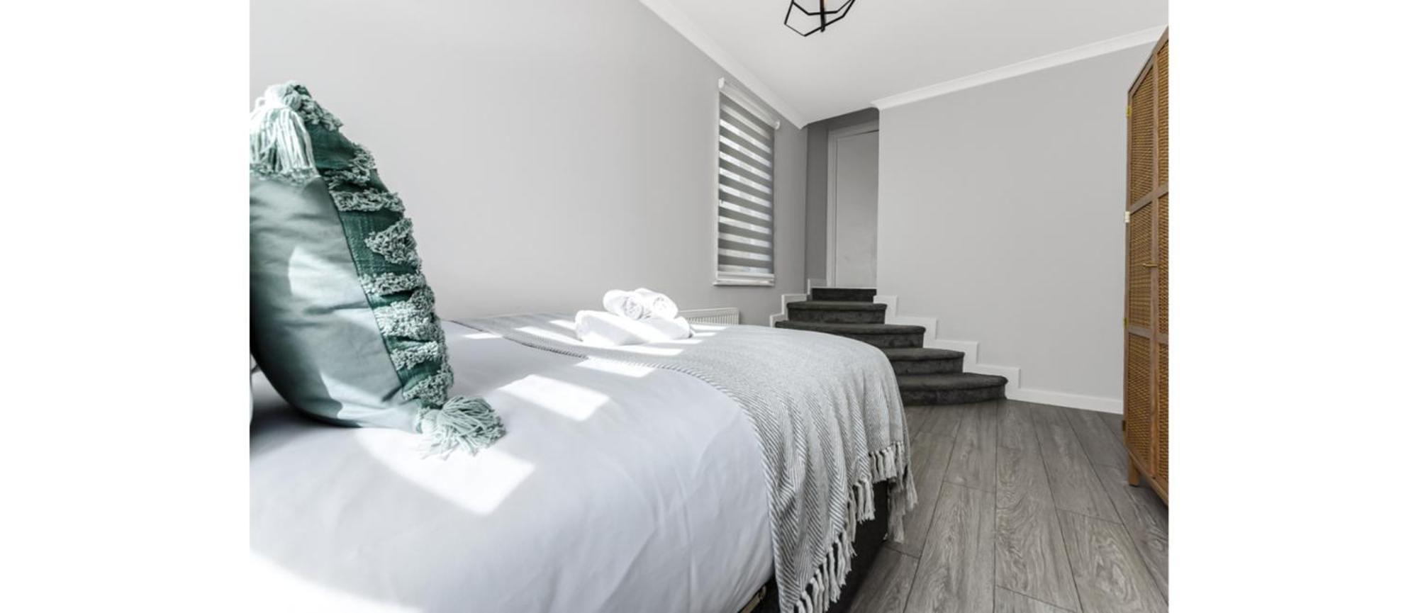 2-bedroom Thameside Getaway Londen
