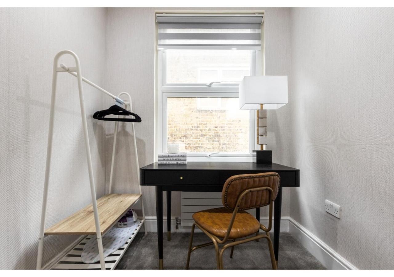 Apartment Conveniently Situated - Luxuriously Furnished! London