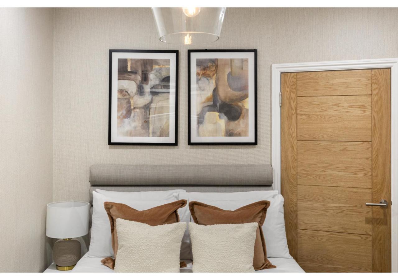 Conveniently Situated - Luxuriously Furnished! Apartment London