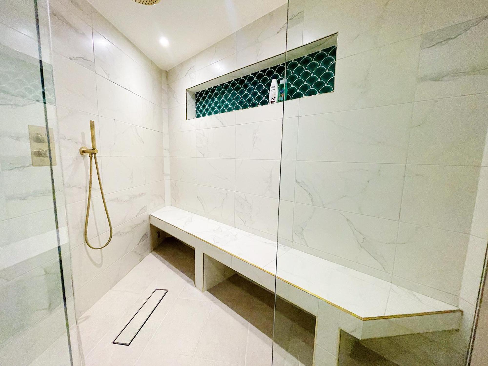 Appartement Hidden Retreat With Steam Room, King Bed Near Tube Londen