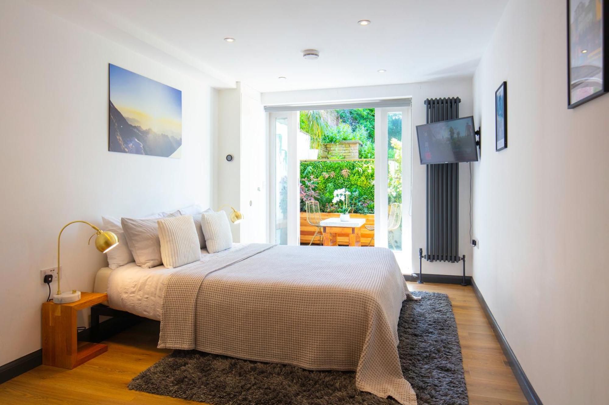 Hidden Retreat With Steam Room, King Bed Near Tube * Londen
