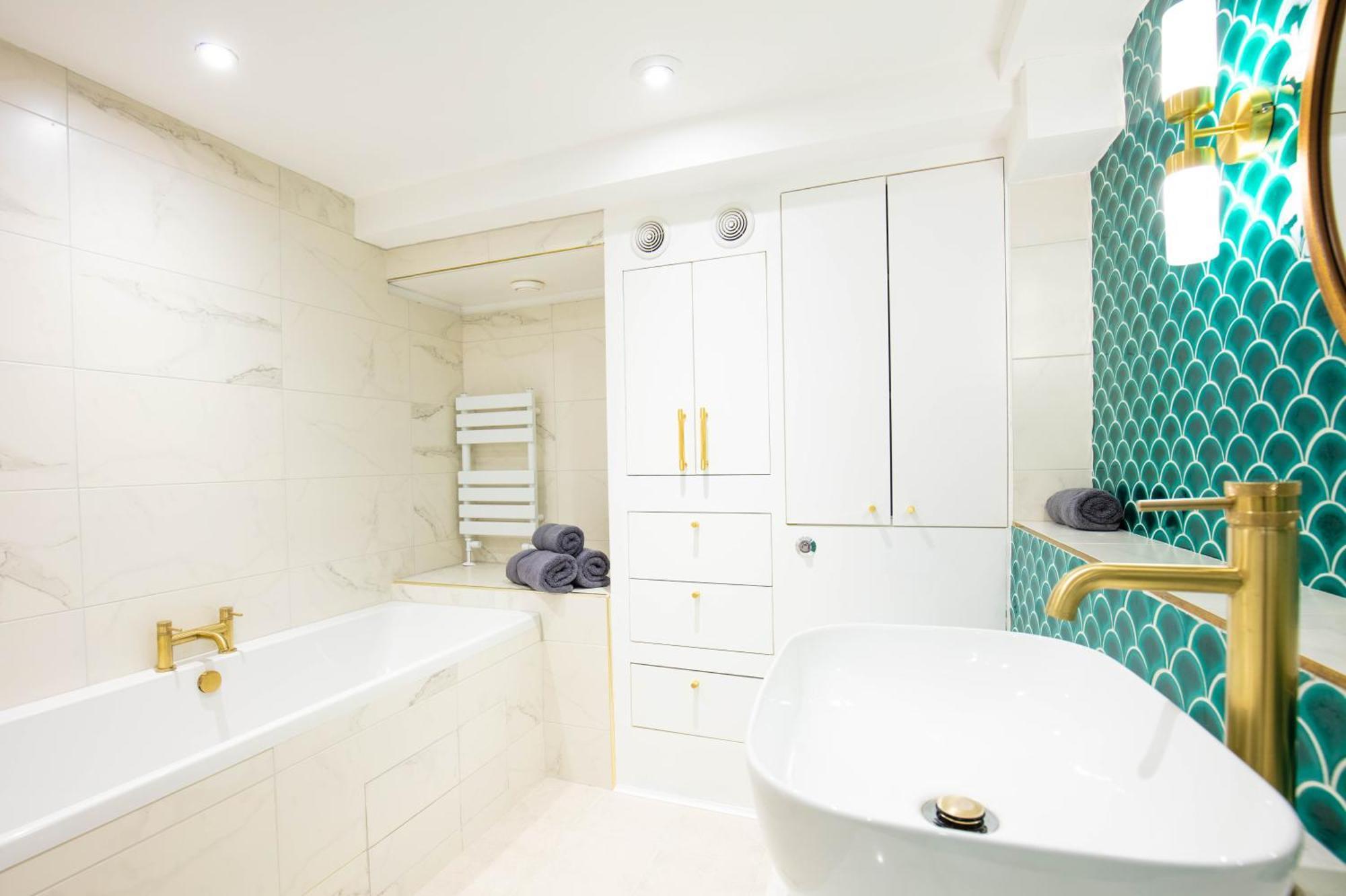 Hidden Retreat With Steam Room, King Bed Near Tube Appartement Londen