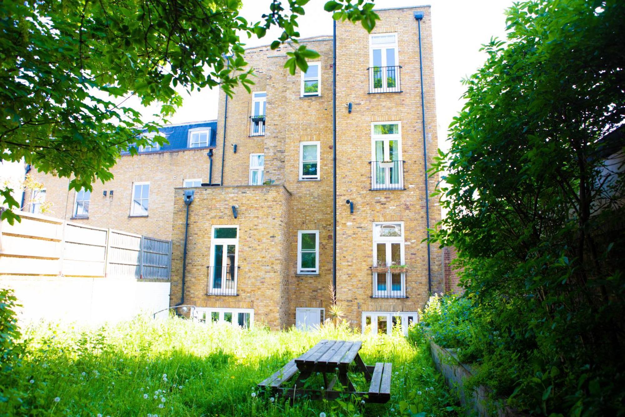 Hidden Retreat With Steam Room, King Bed Near Tube Londen