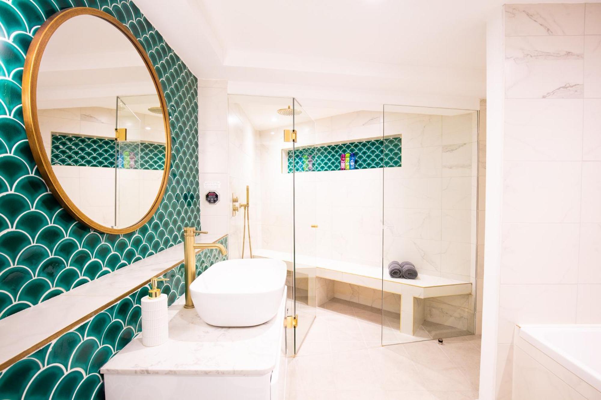 Hidden Retreat With Steam Room, King Bed Near Tube Appartement Londen