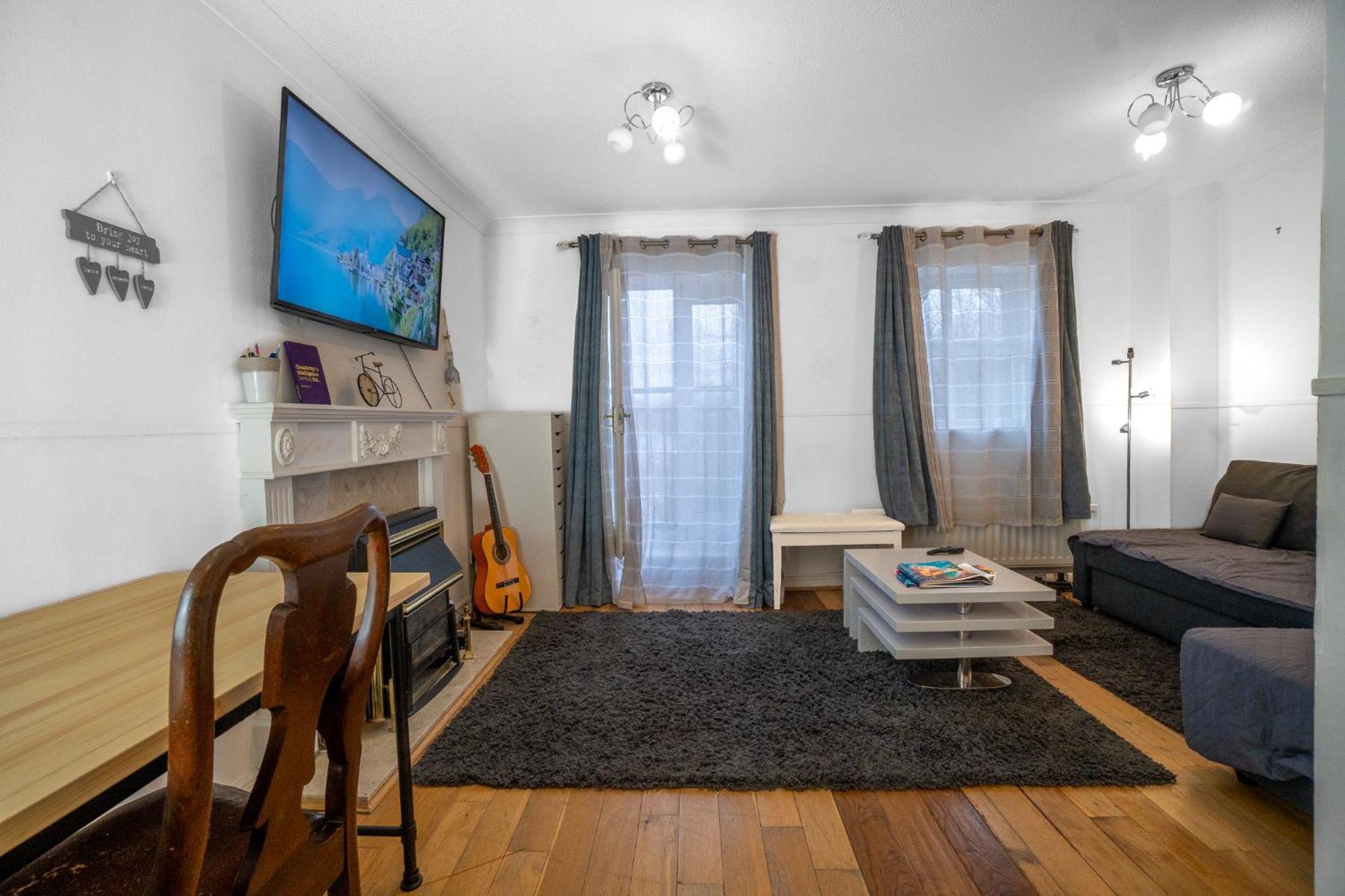View Private Room, Desk, 1 Gbps Net, Free Parking Homestay