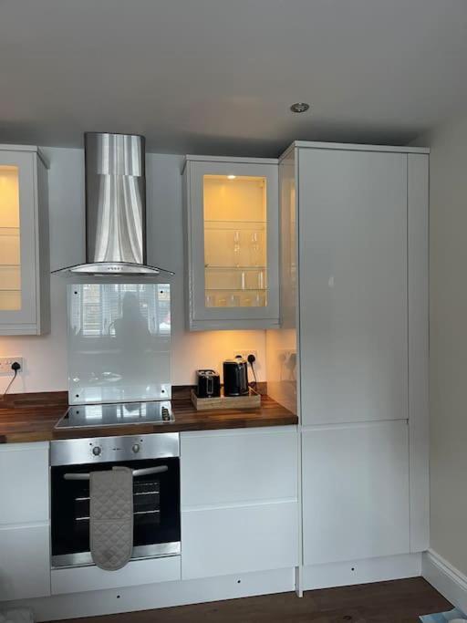 Newly Refurbished Apartment, Near Station & River