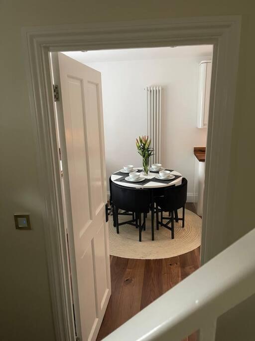 Apartamento Newly Refurbished Apartment, Near Station & River Londres