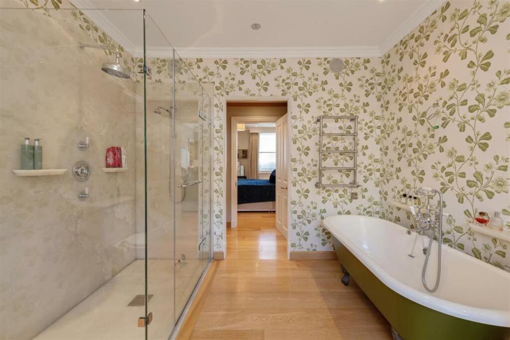 Elegantly Designed Belgravia Townhouse Apartment *