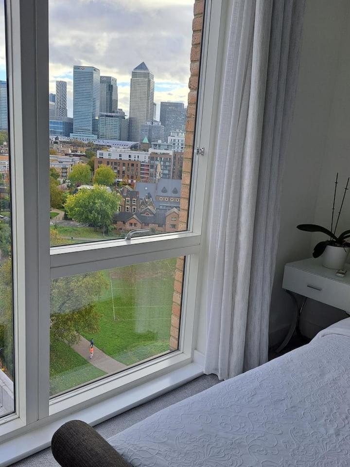 Cozy Double With Large En Near Canary Wharf With Amazing Views In A Shared Privatunterkunft London
