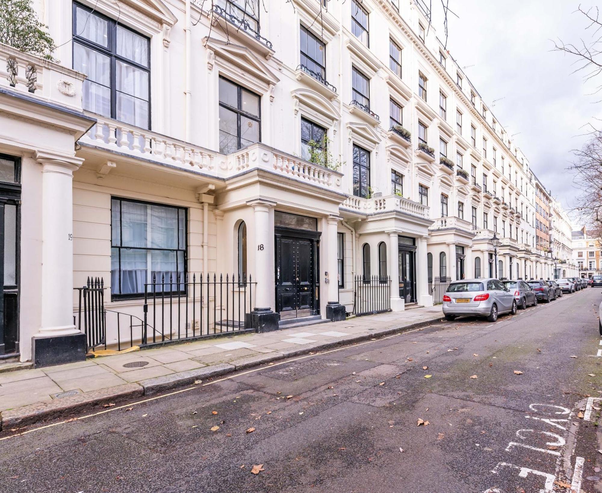 By Hyde Park Apartment *