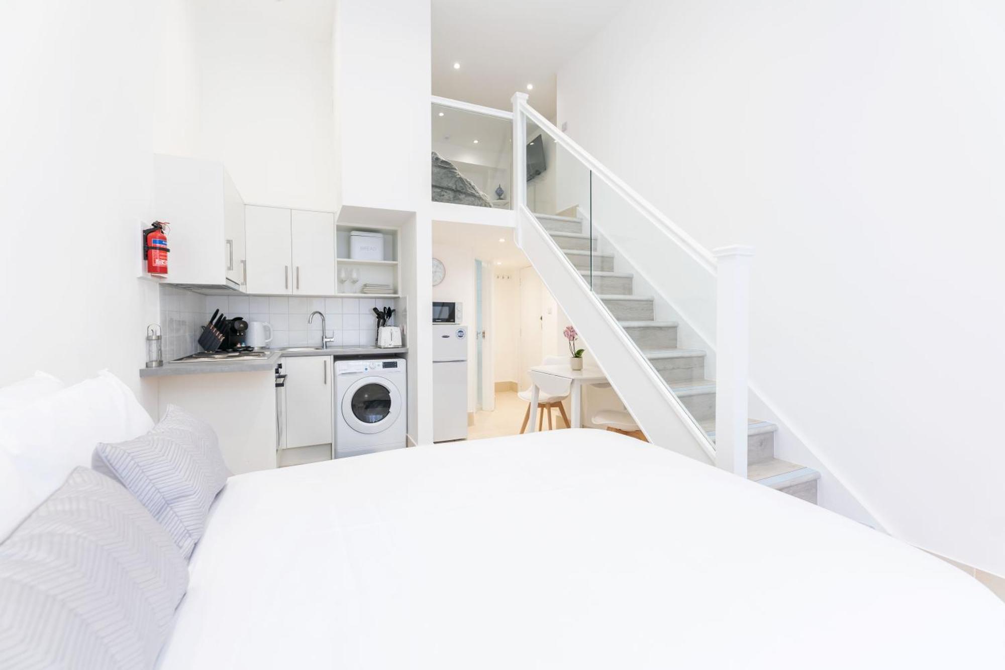 By Hyde Park Apartment