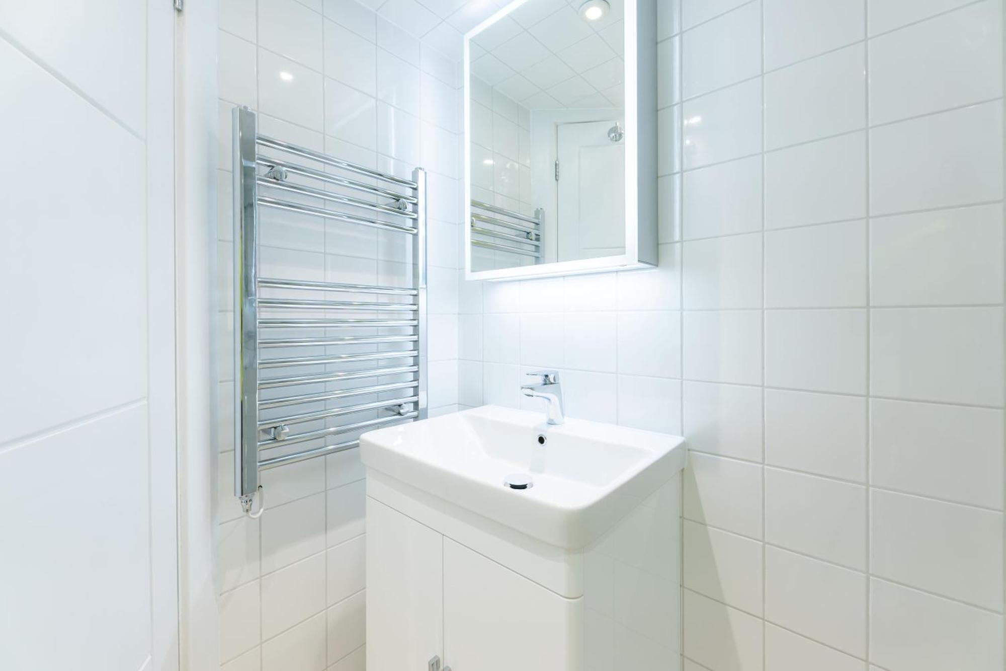By Hyde Park Apartment *