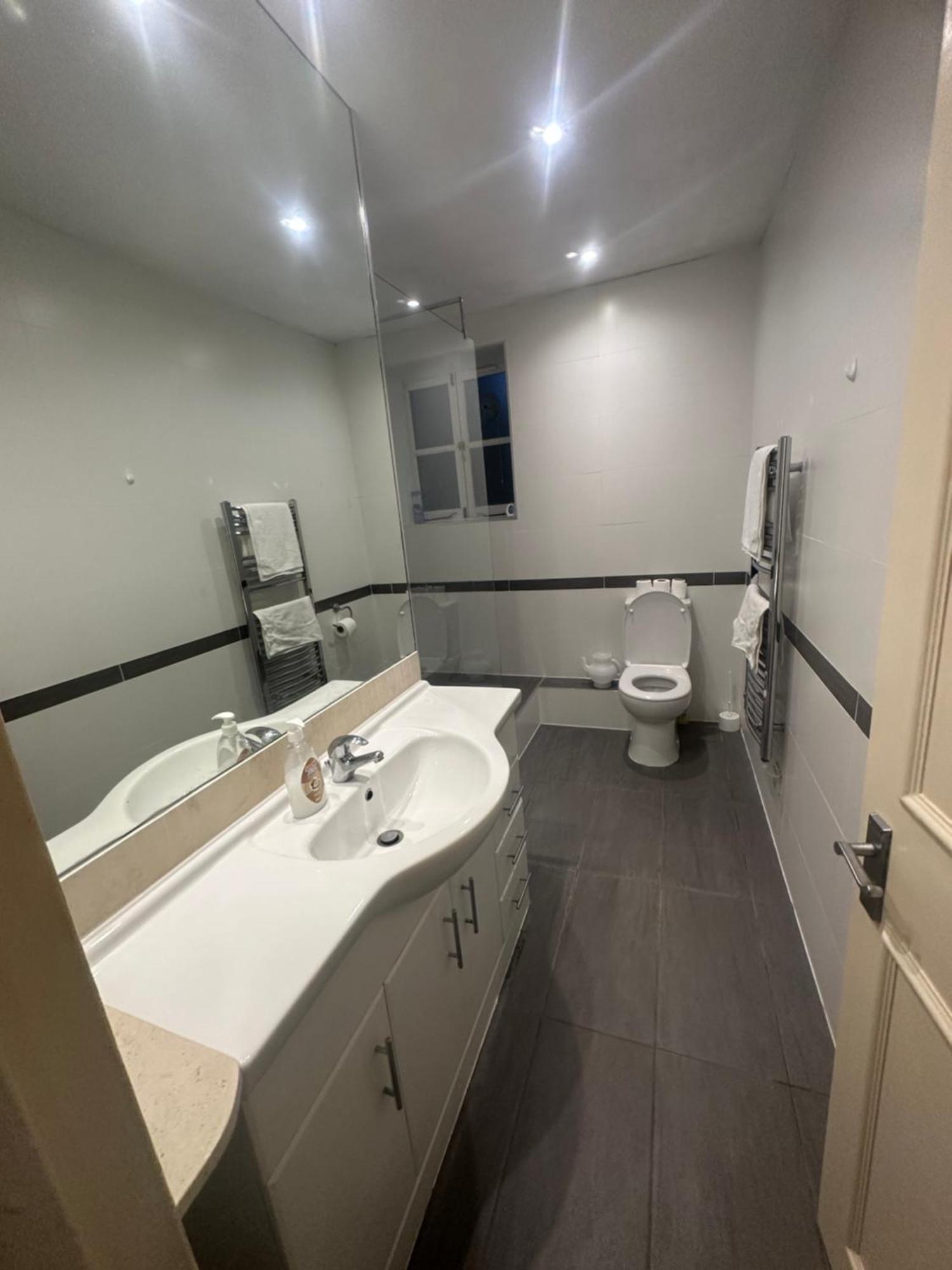 Lovely 3 Bed Regent Park * London