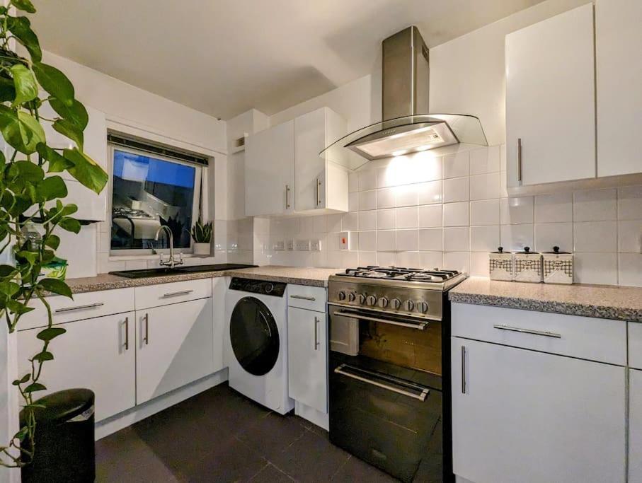 Apartment Large, Plant Filled Flat With Balcony London
