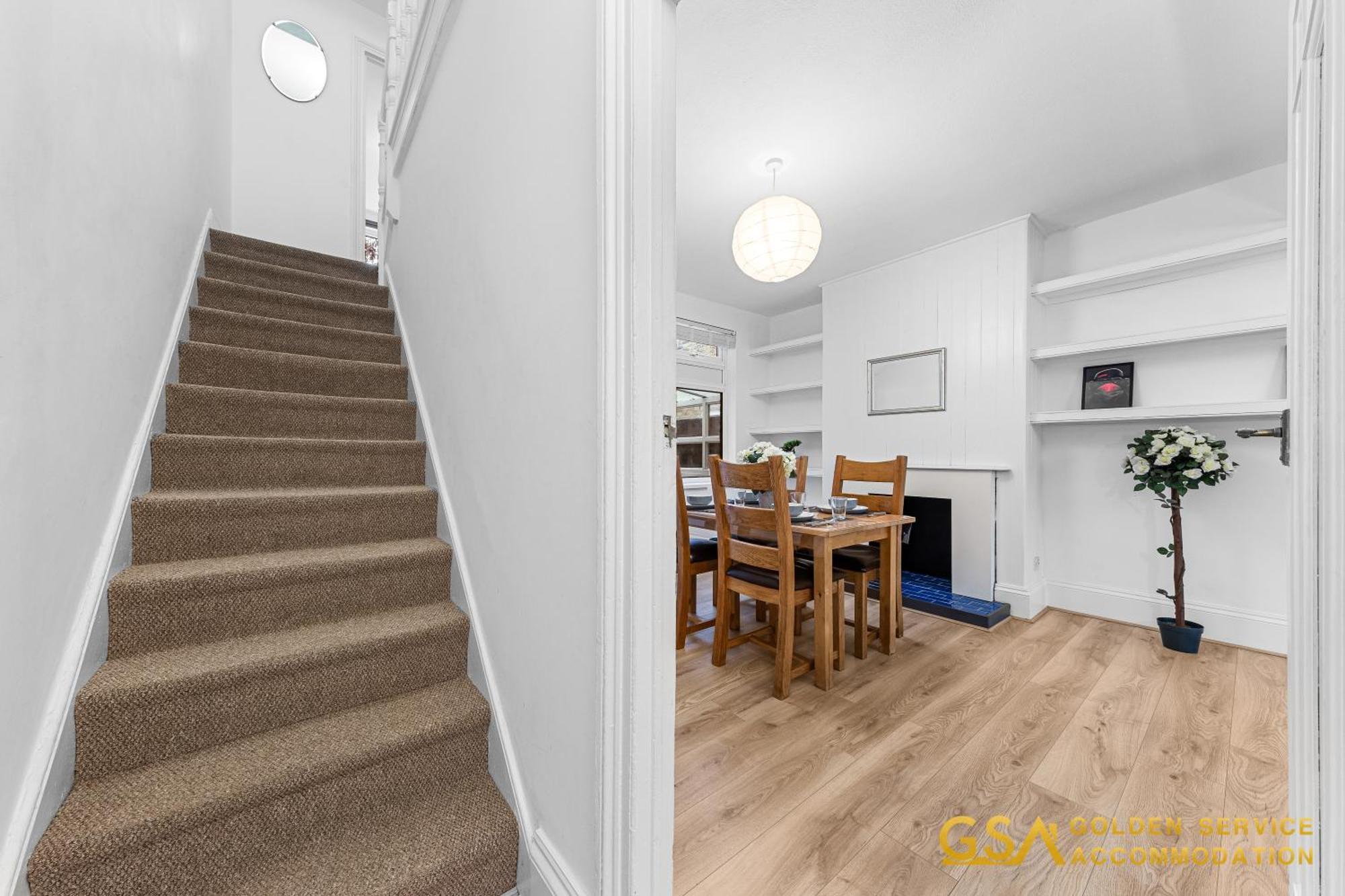 Stylist And Cosy 3 Bed House Leytonstone Sleeps 7 London