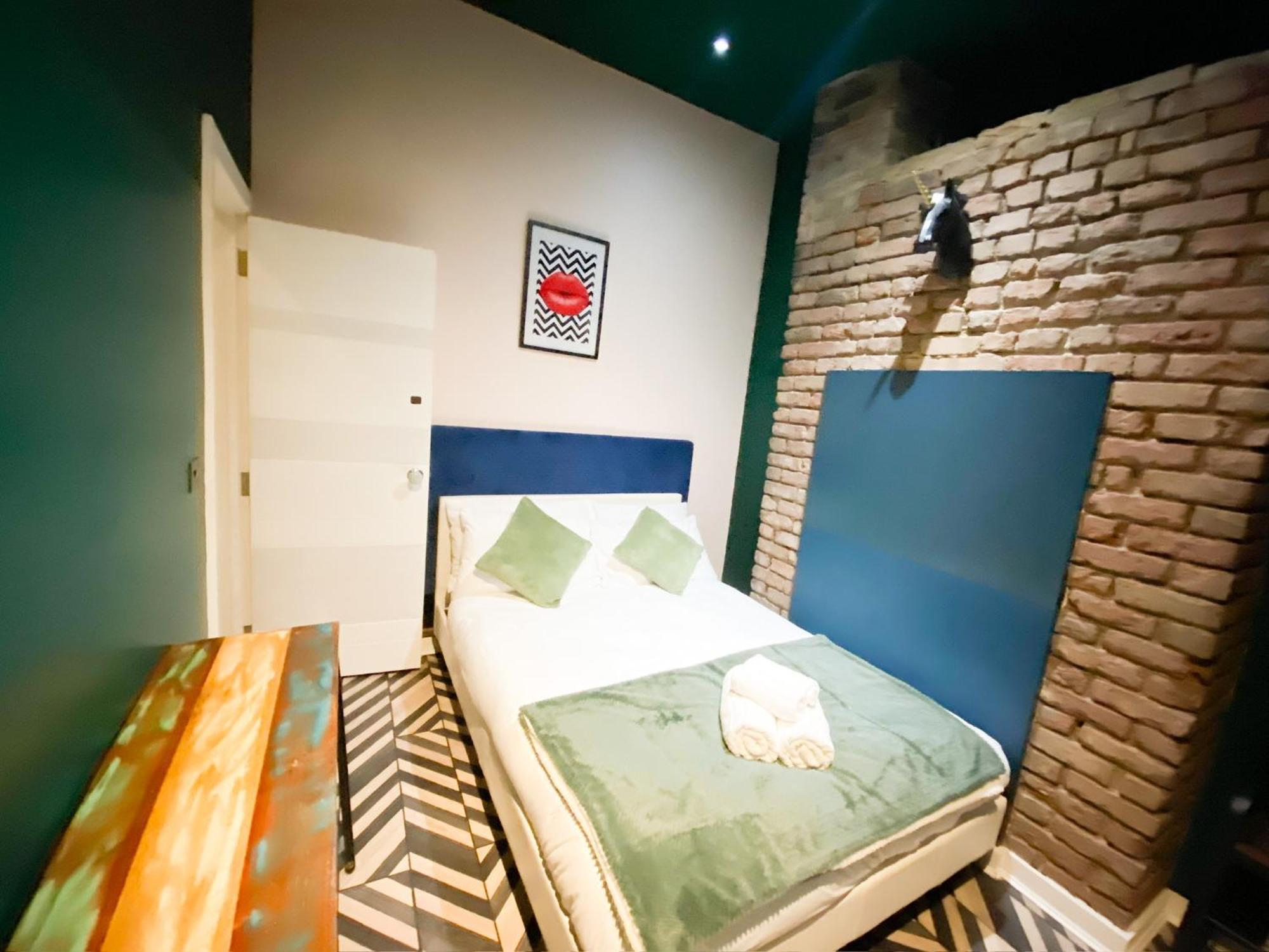 Big House With En-suites A Big Garden And Hot-tub Near Tower Bridge Villa London