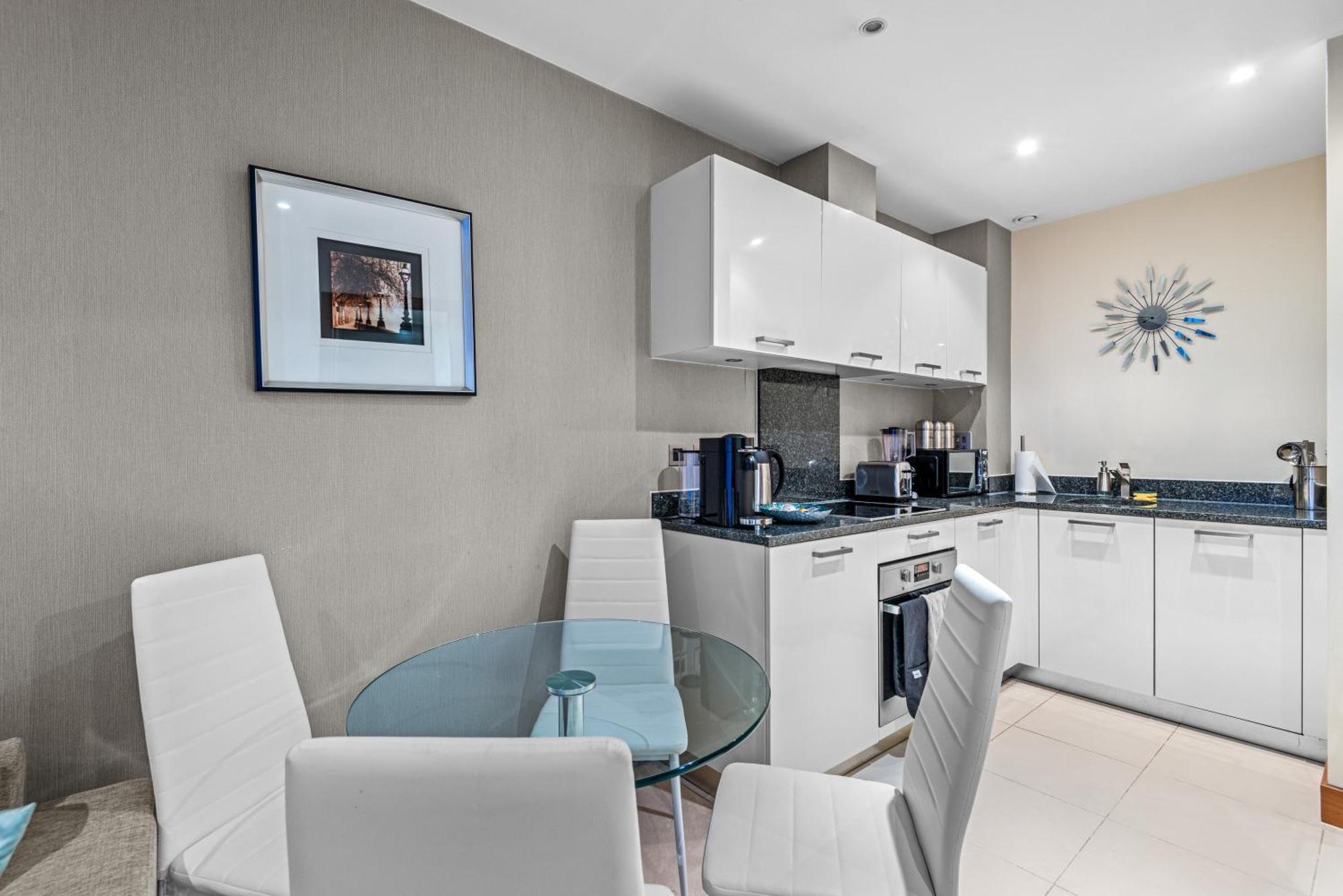 Londwell, Chelsea Living, Flat With Balcony Leilighet London