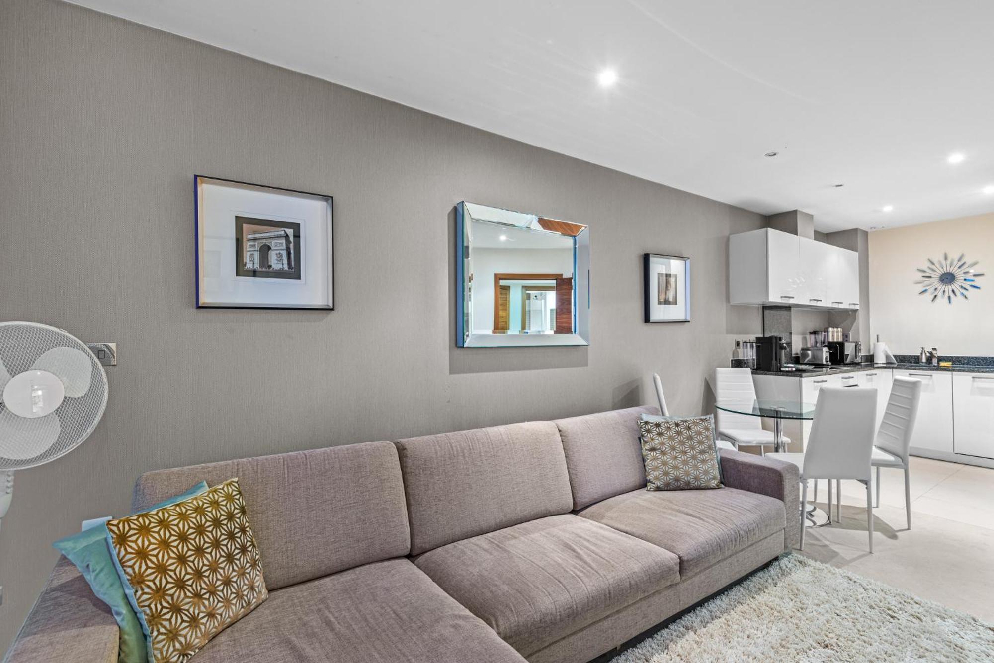 Londwell, Chelsea Living, Flat With Balcony Leilighet London