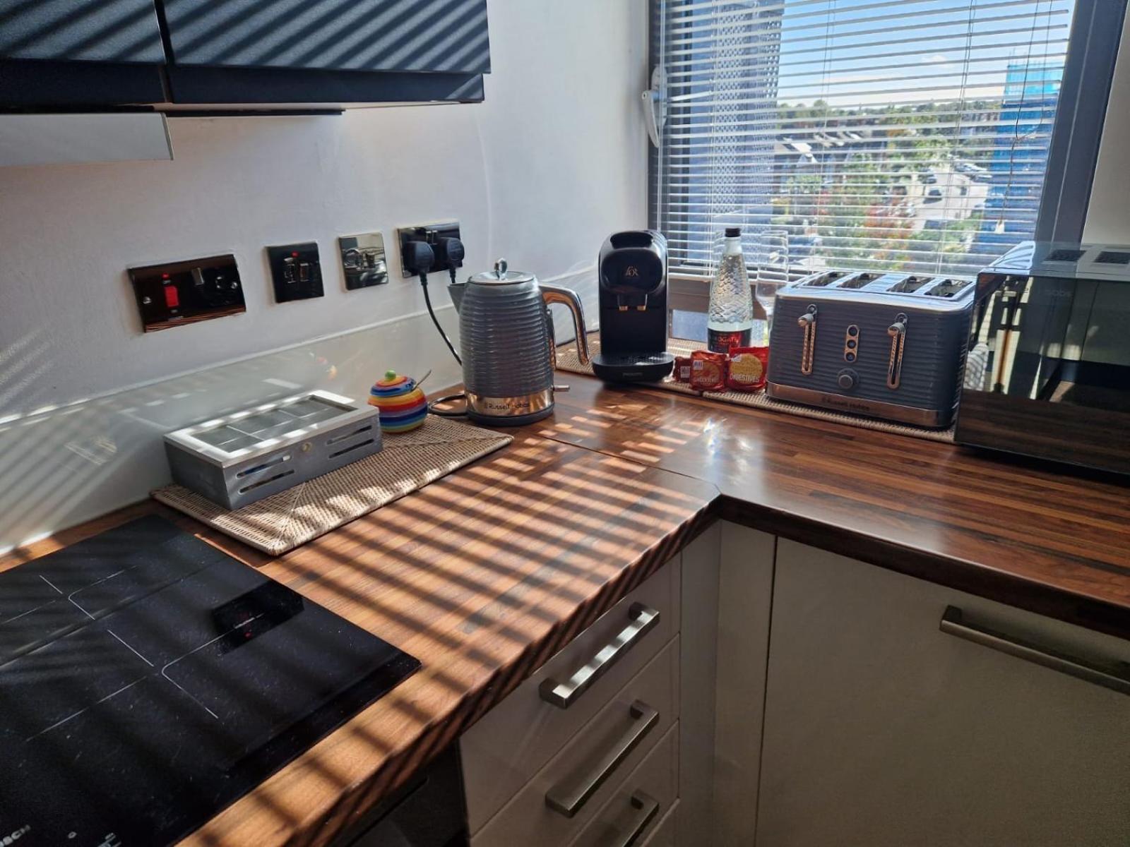Cosy 1 Bedroom With Balcony Near Chiswick Apartment *