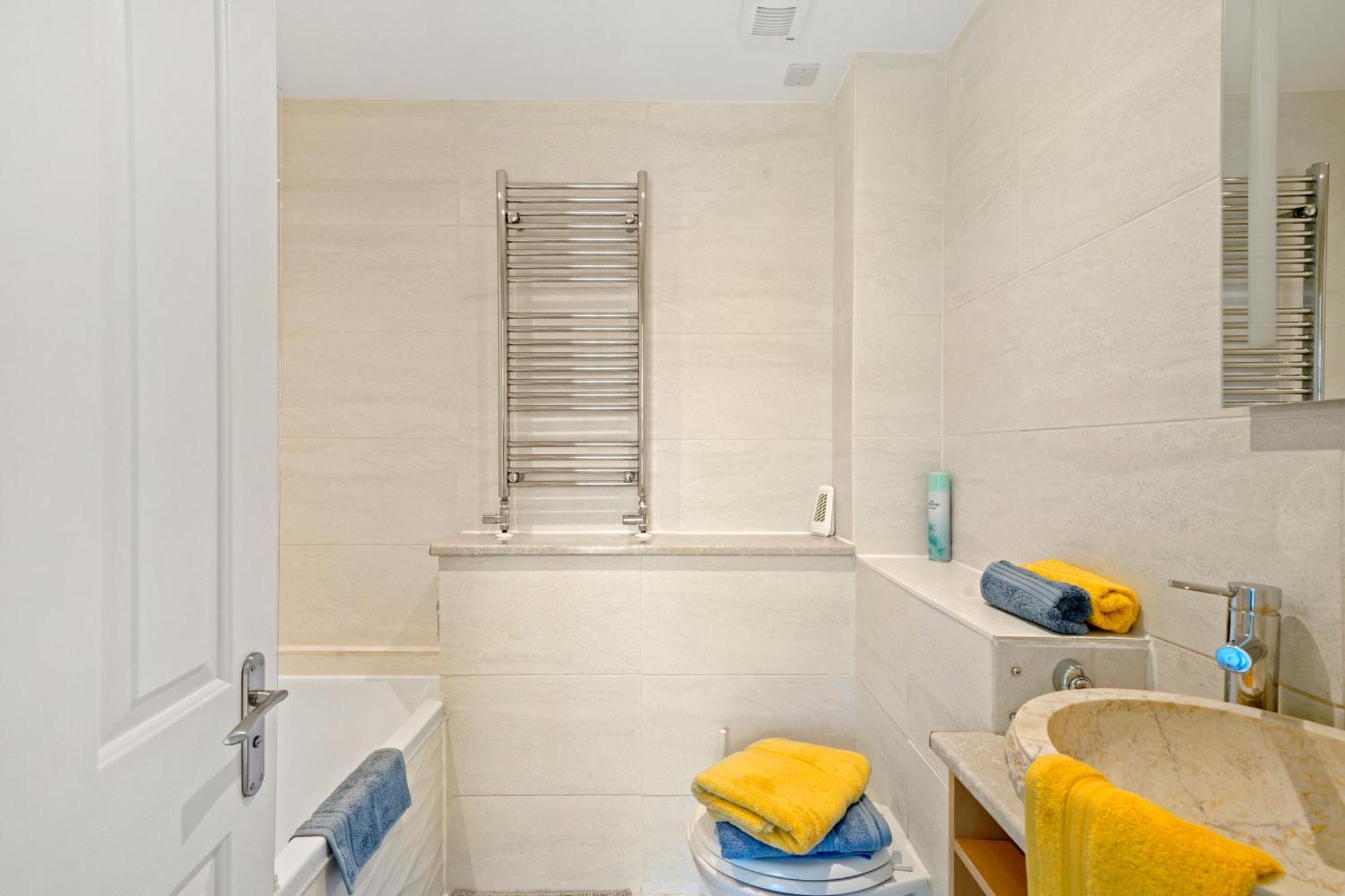 Clapham Common Mews: Refurbished 3-bedroom With Parking Holiday home London