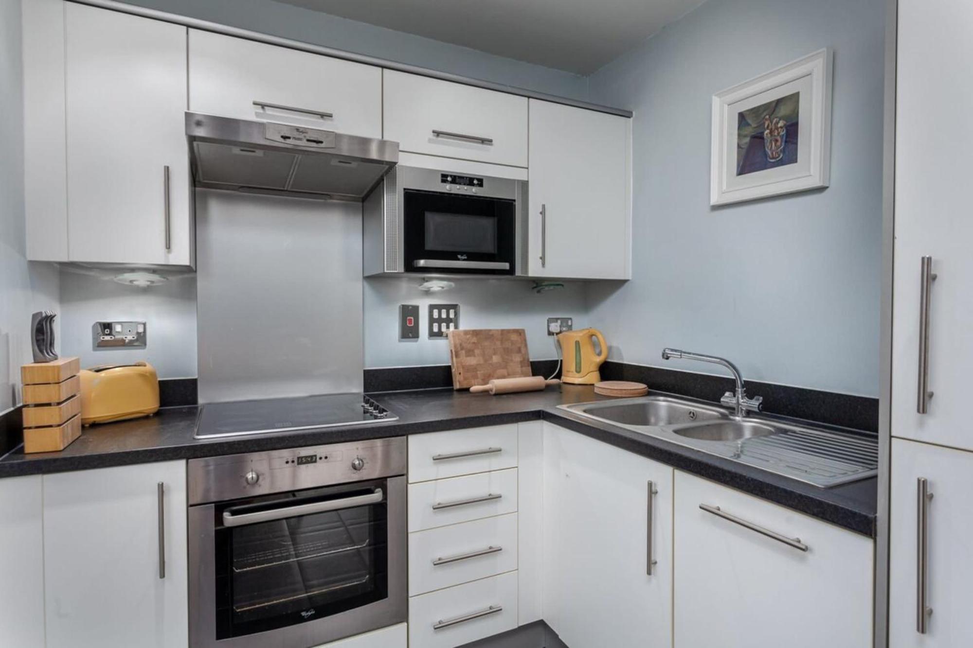 Bright And Stylish Kennington Gem Leilighet London