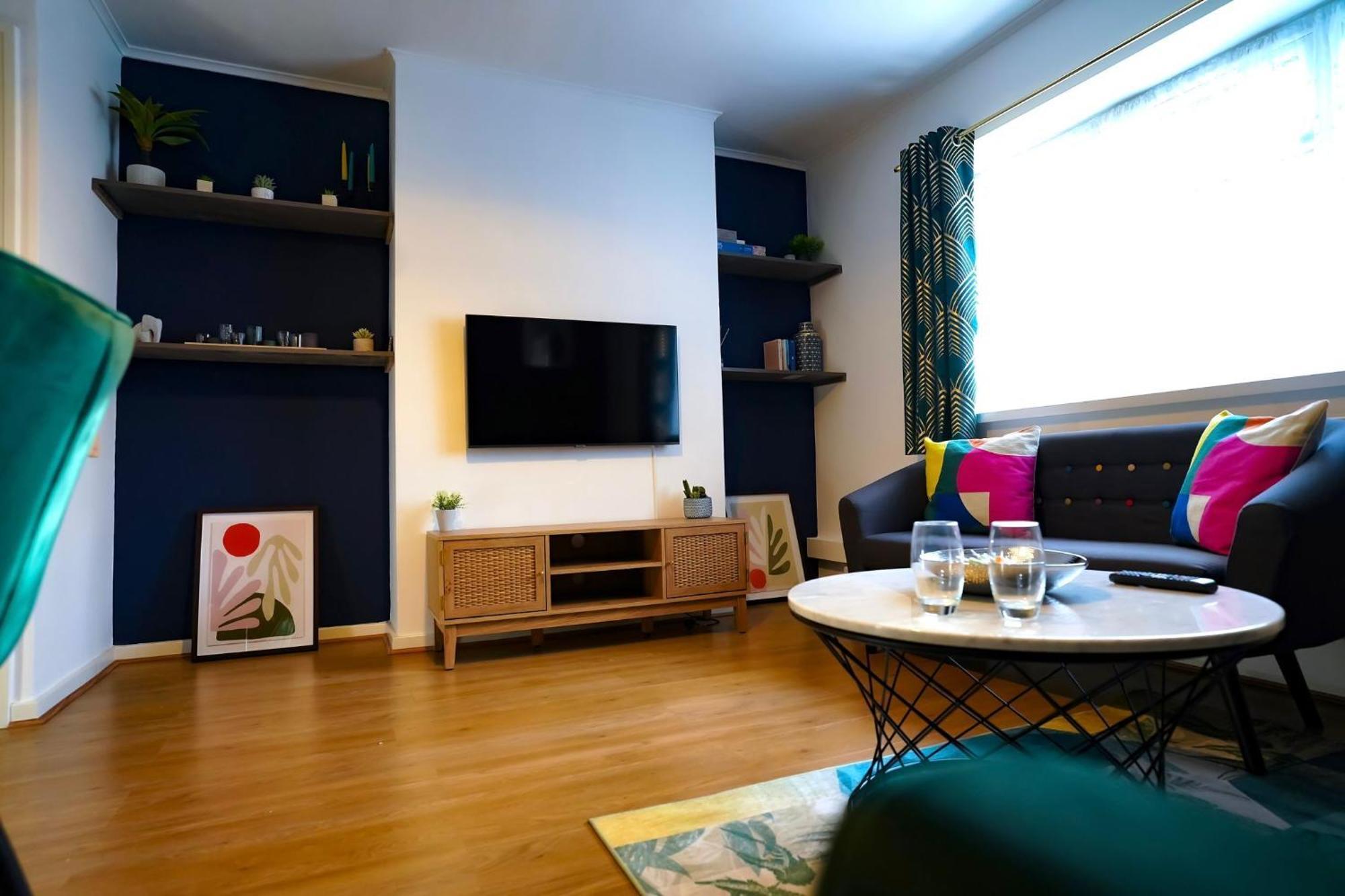 Enfield North 3br Apartment
