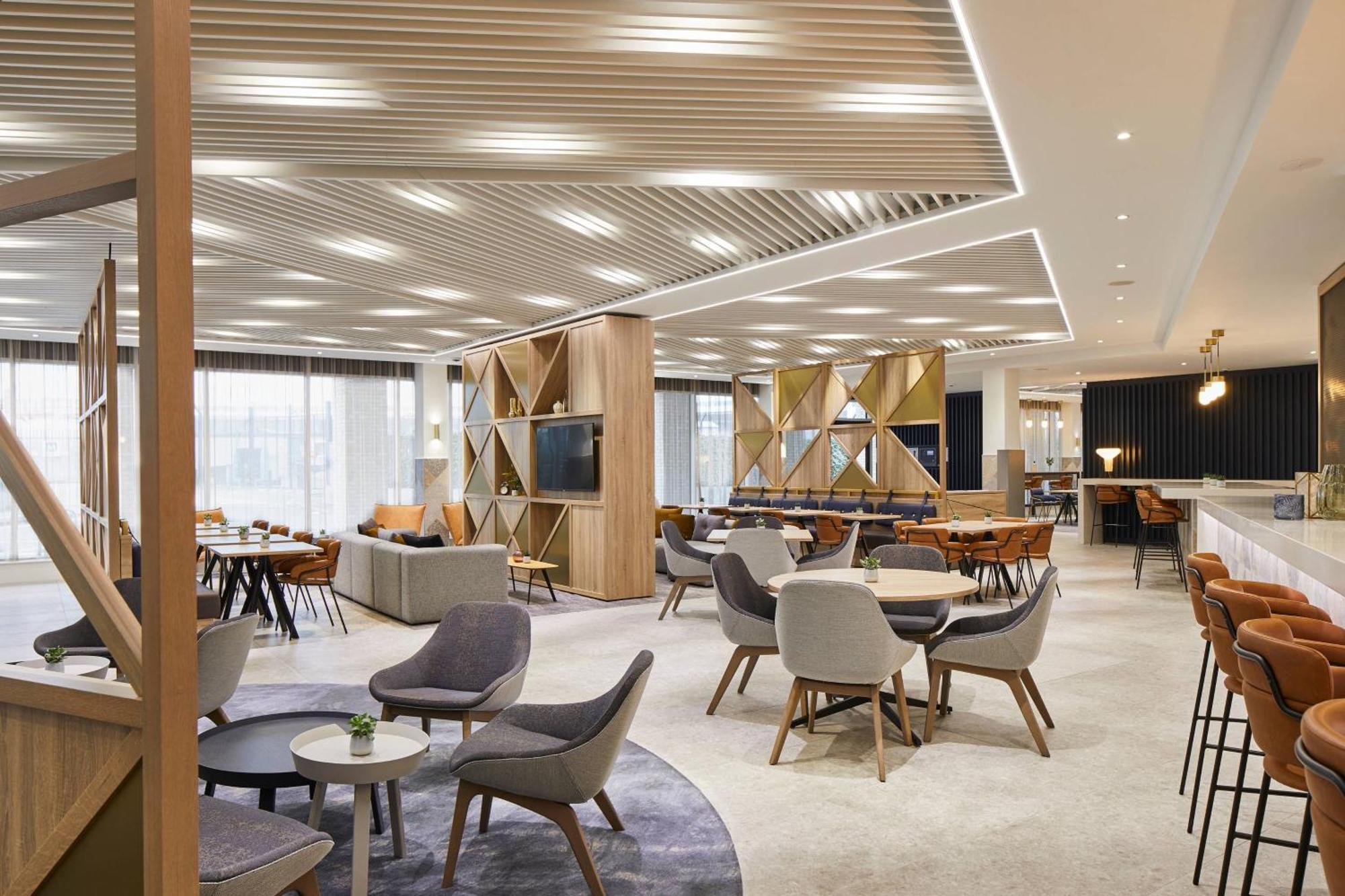 Courtyard By Marriott Airport London