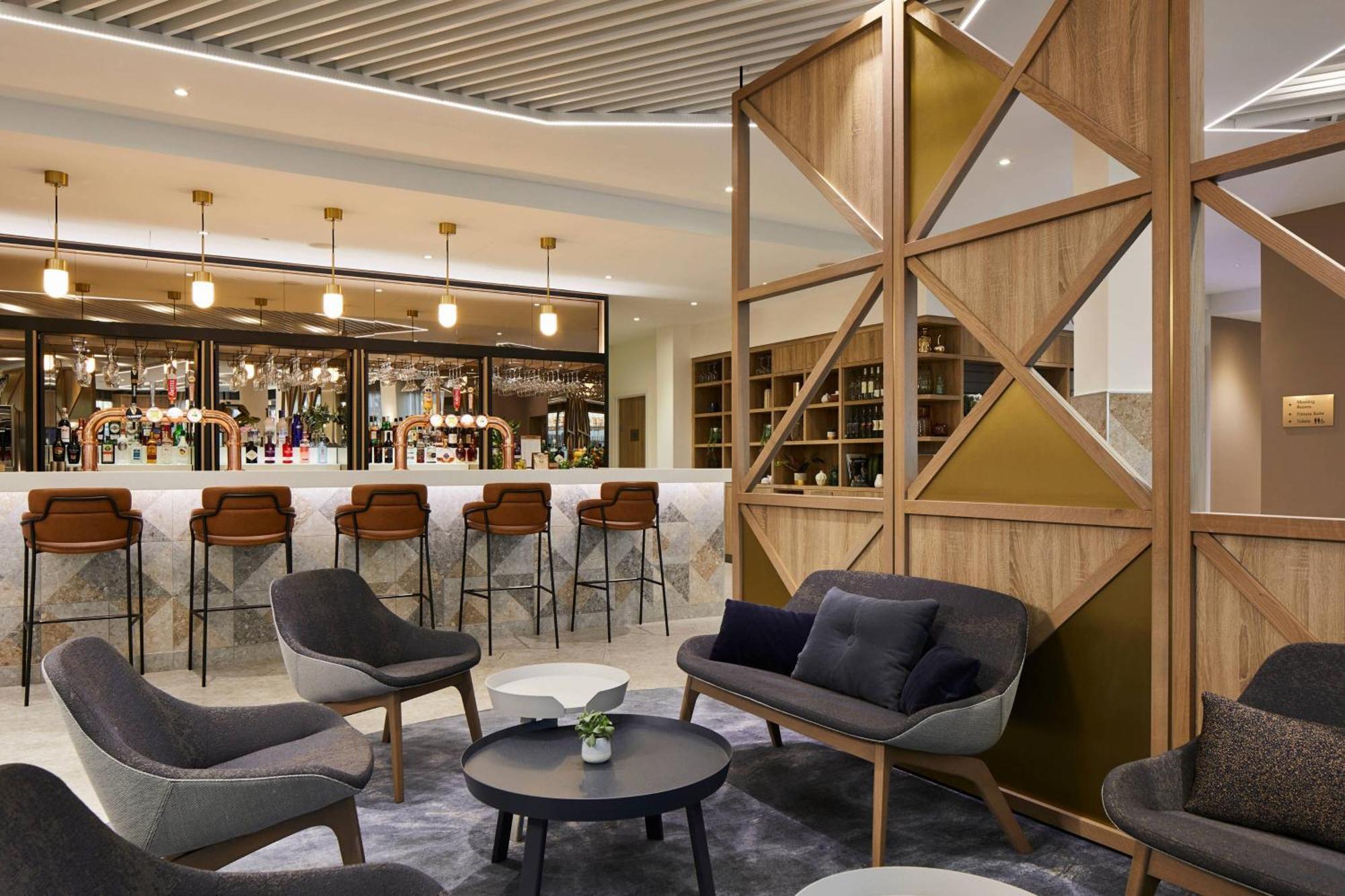 Courtyard By Marriott Airport Hotel