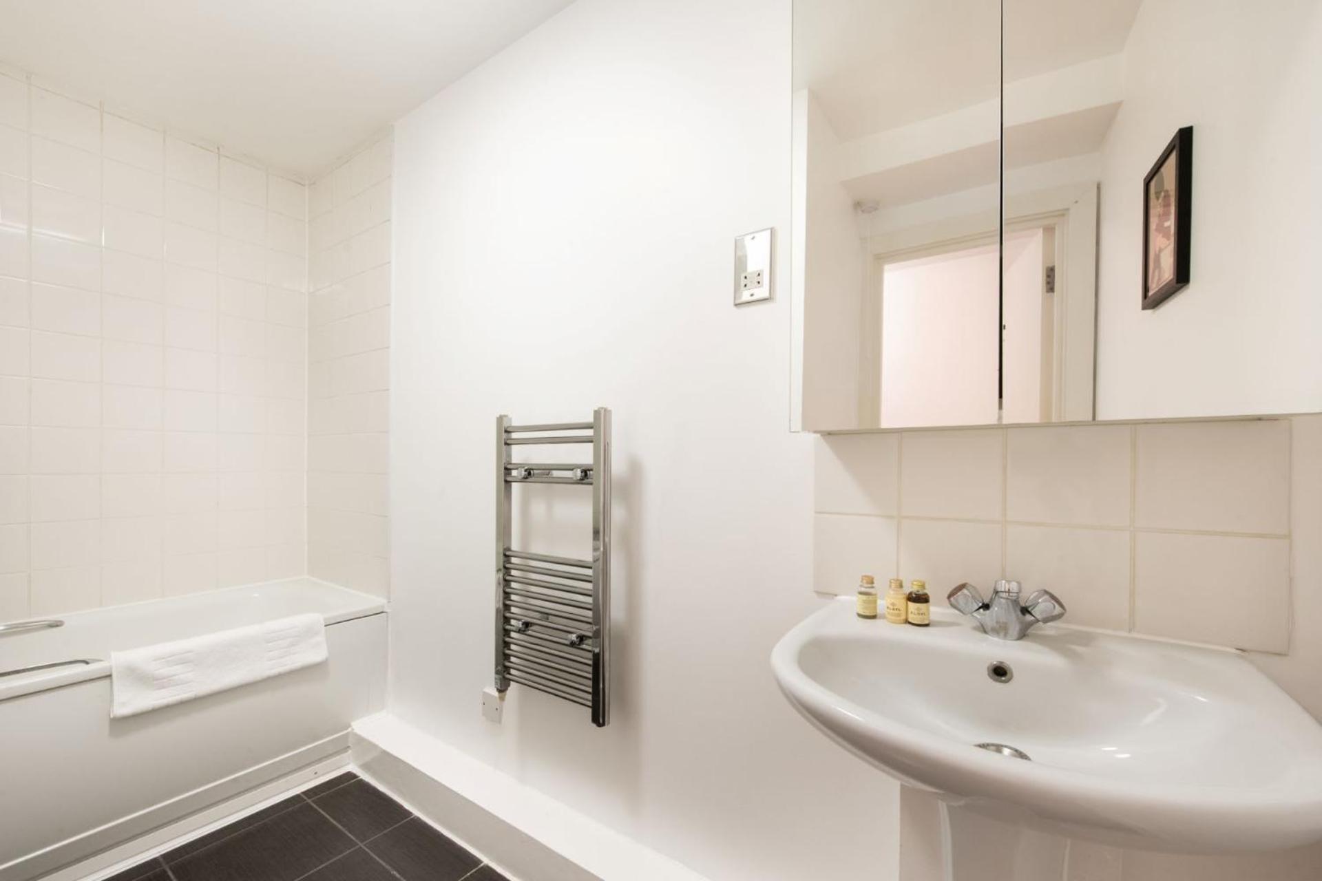 The Queen's Retreat - Camden - By Frankie Says Apartment *
