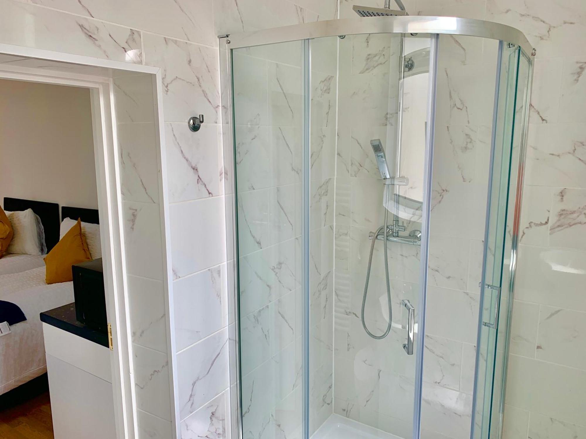 Apartments, Private Bathroom, Kitchenette, Parking, Np2 * London
