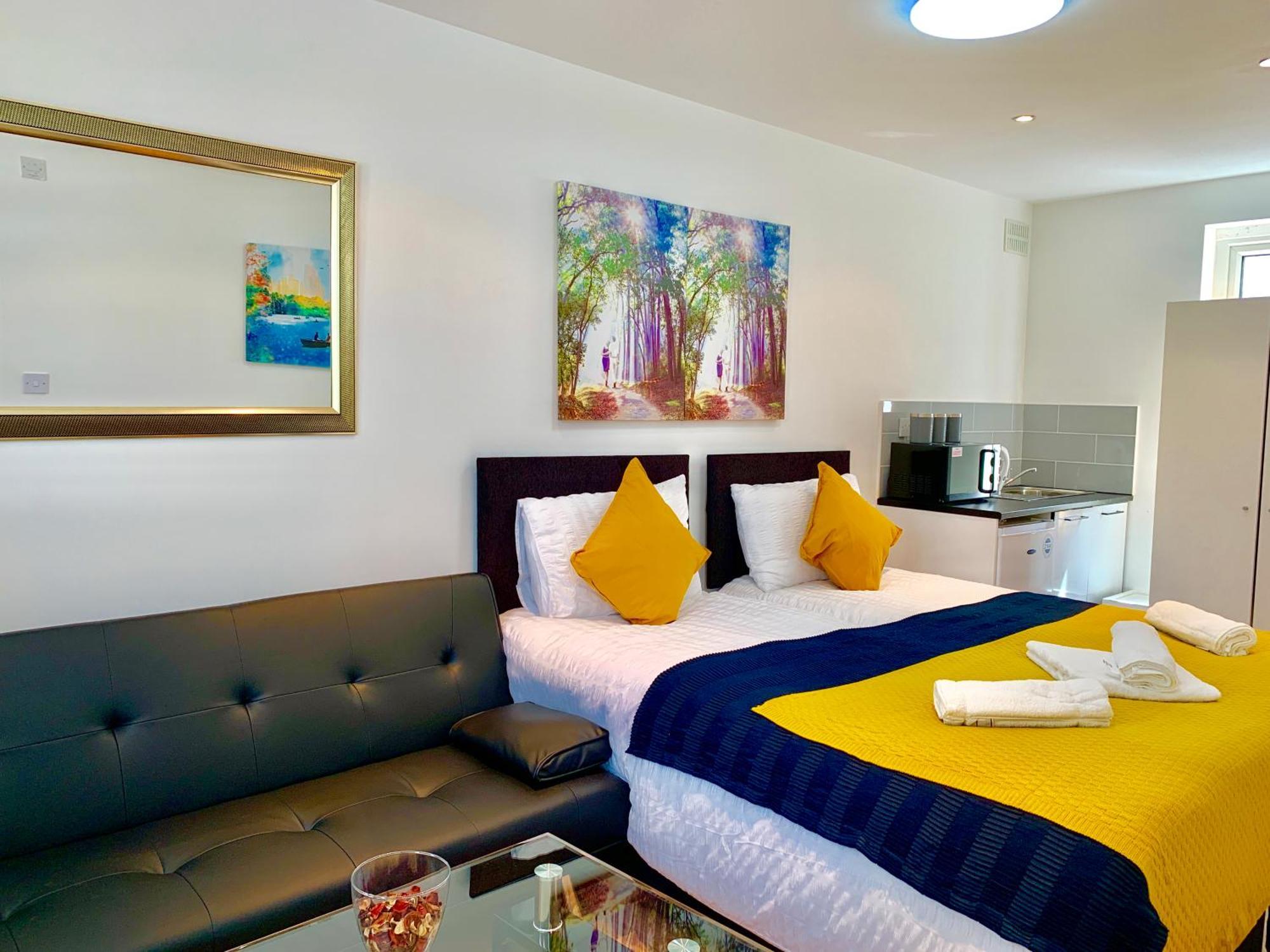 Apartments, Private Bathroom, Kitchenette, Parking, Np2 * London