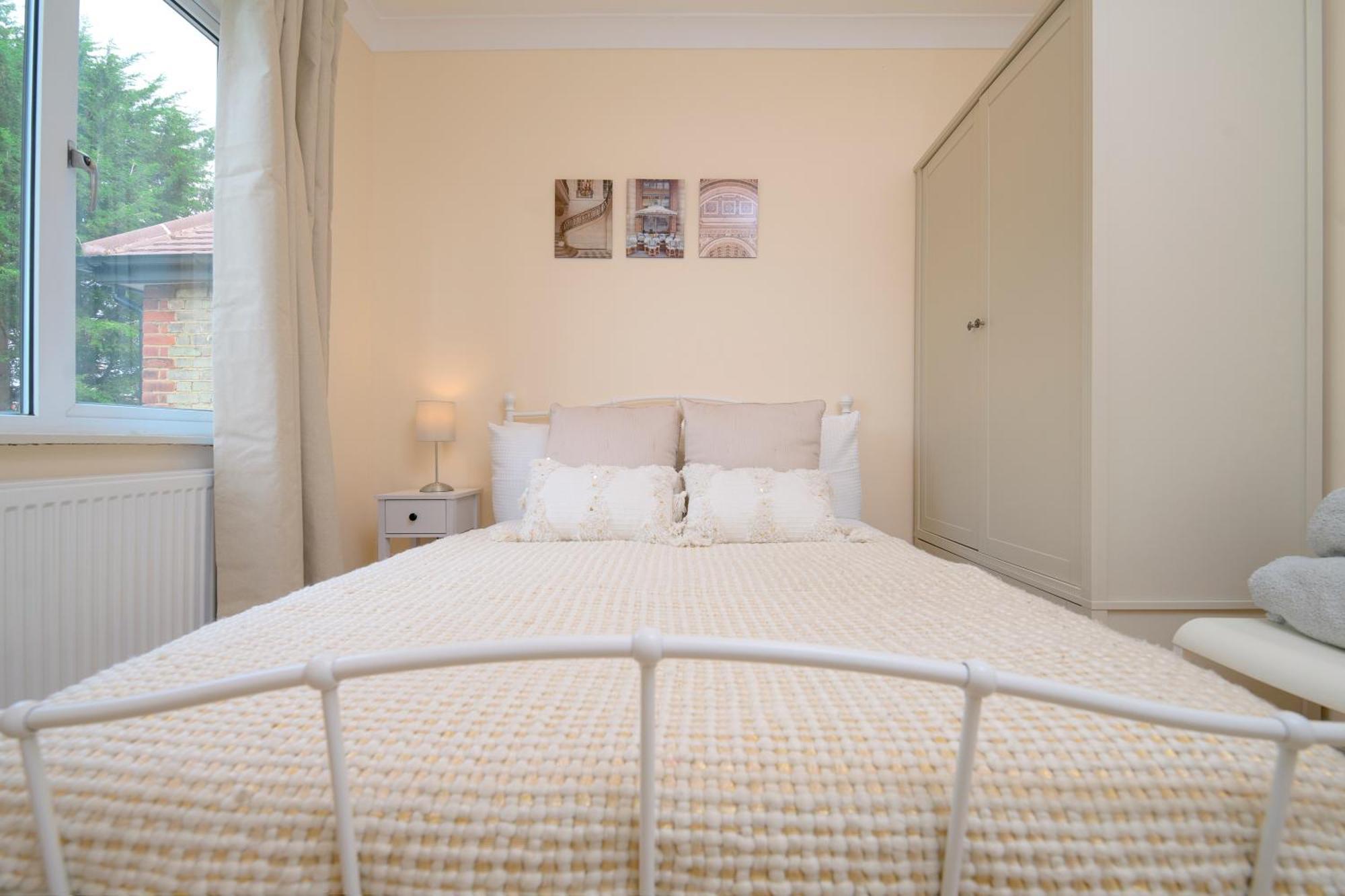Stylish 4bed 2 Bath, Nw Large Holiday home *