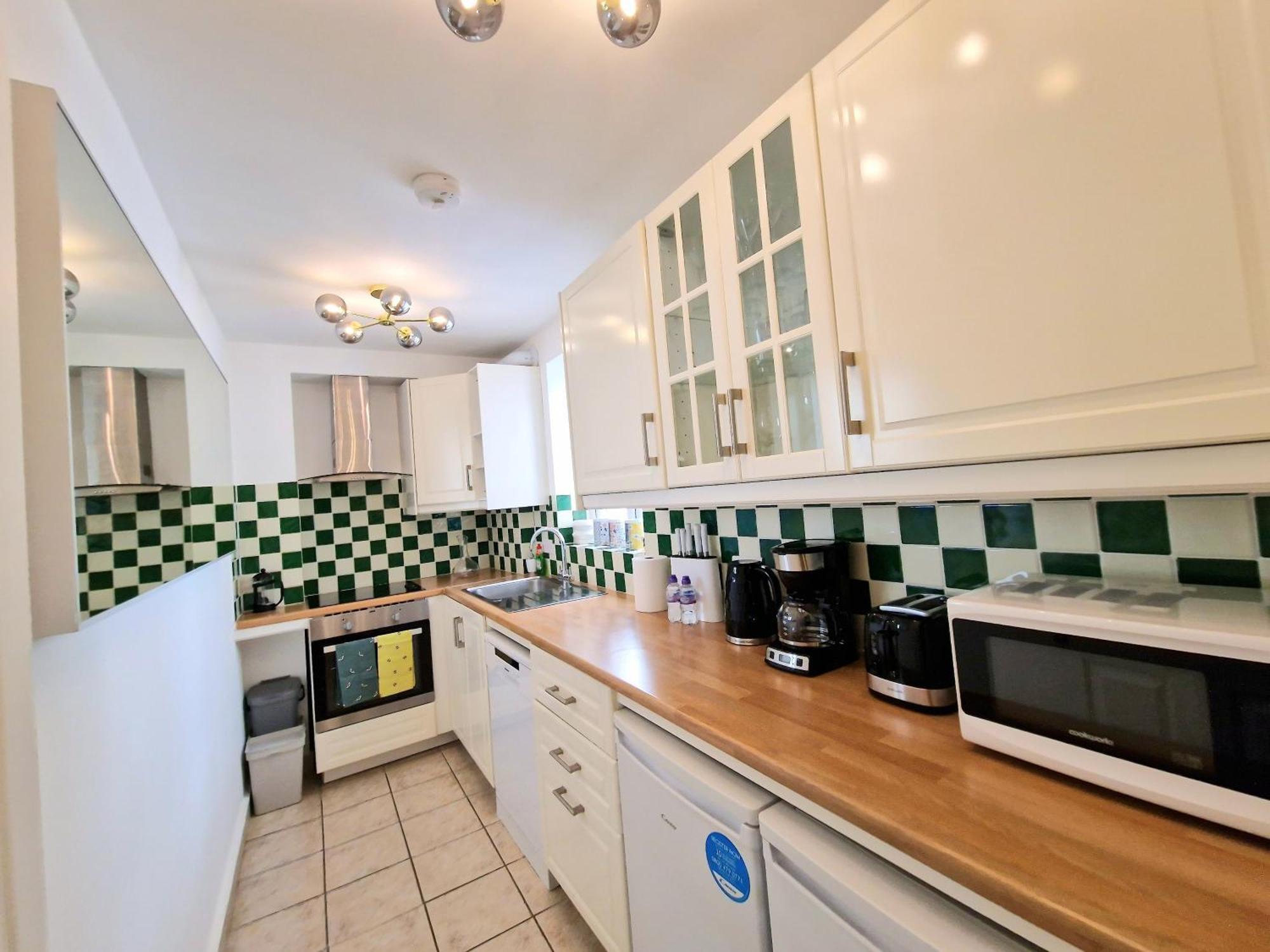 Stunning Hyde Park Home, Ground Floor Maisonette, Duplex, Near Tube Metro Stations *