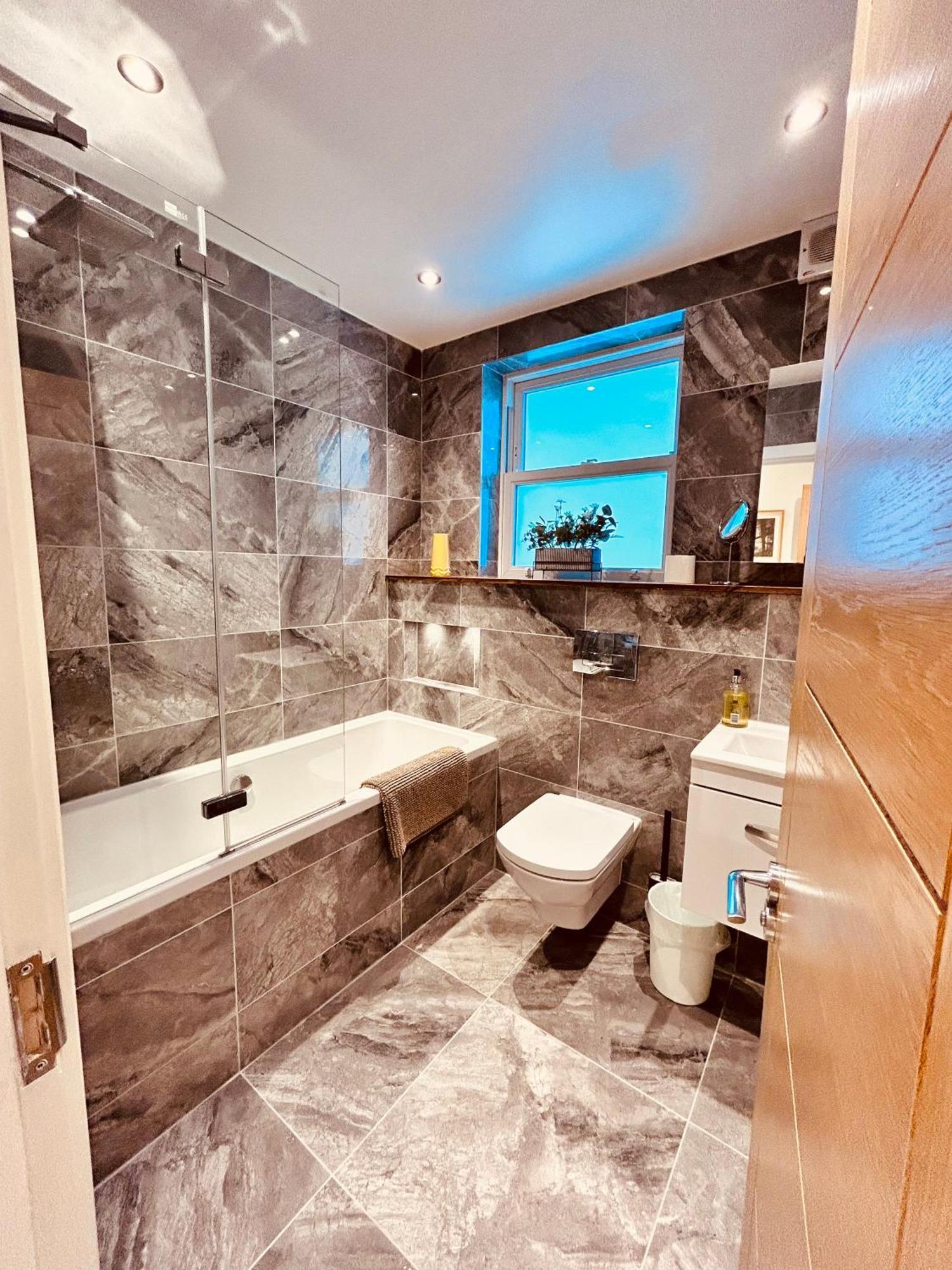 Stunning Spacious B.apt. Slps.4 * Londen