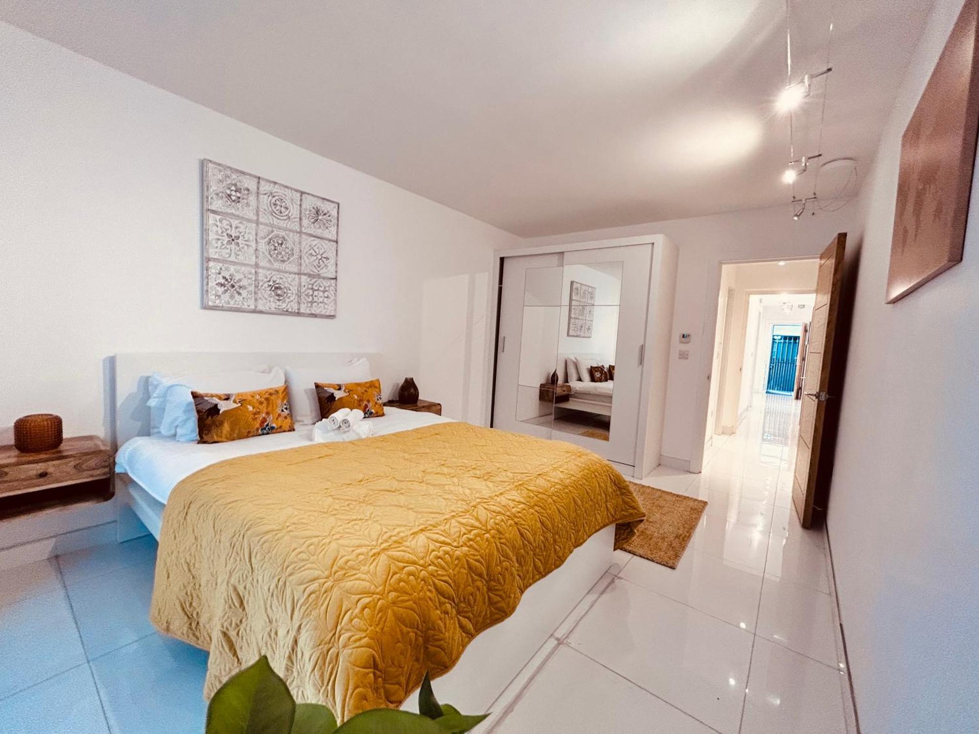 Stunning Spacious B.apt. Slps.4 * Londen