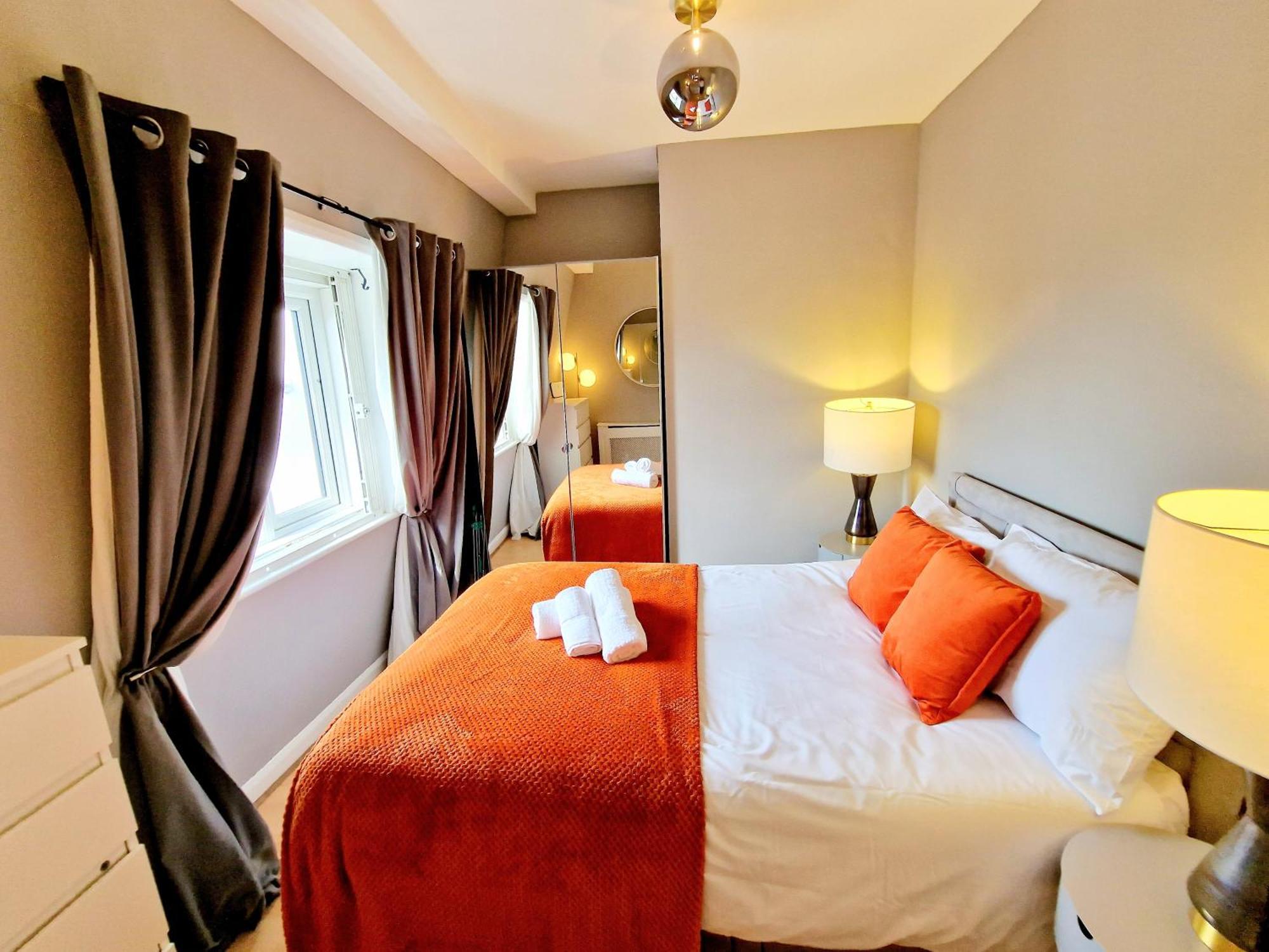 Brilliant 3 Bedroom's In Hyde Park With Elevator - 1 Flight Of Stairs Only Appartement Londen