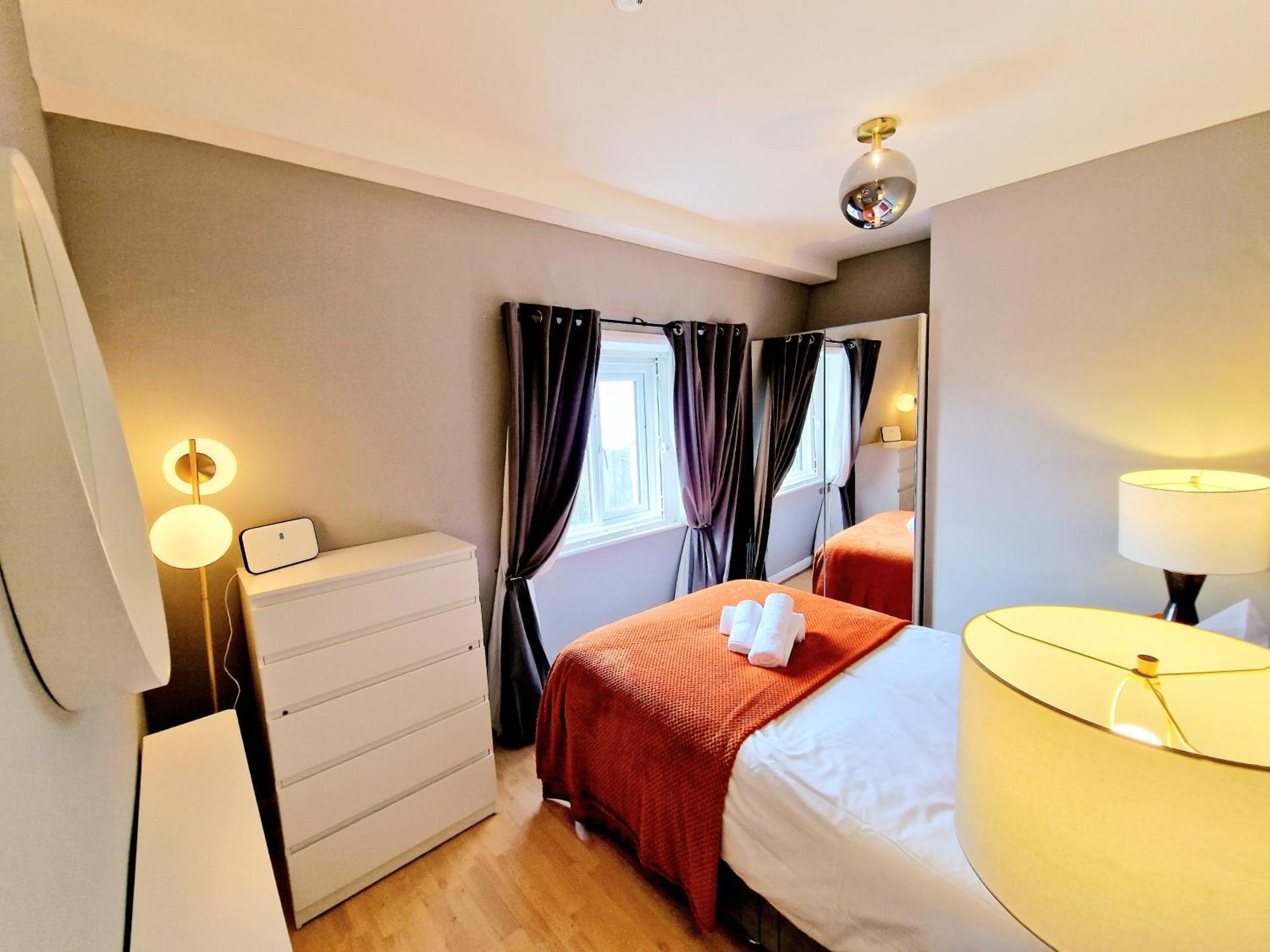 Brilliant 3 Bedroom's In Hyde Park With Elevator - 1 Flight Of Stairs Only Appartement