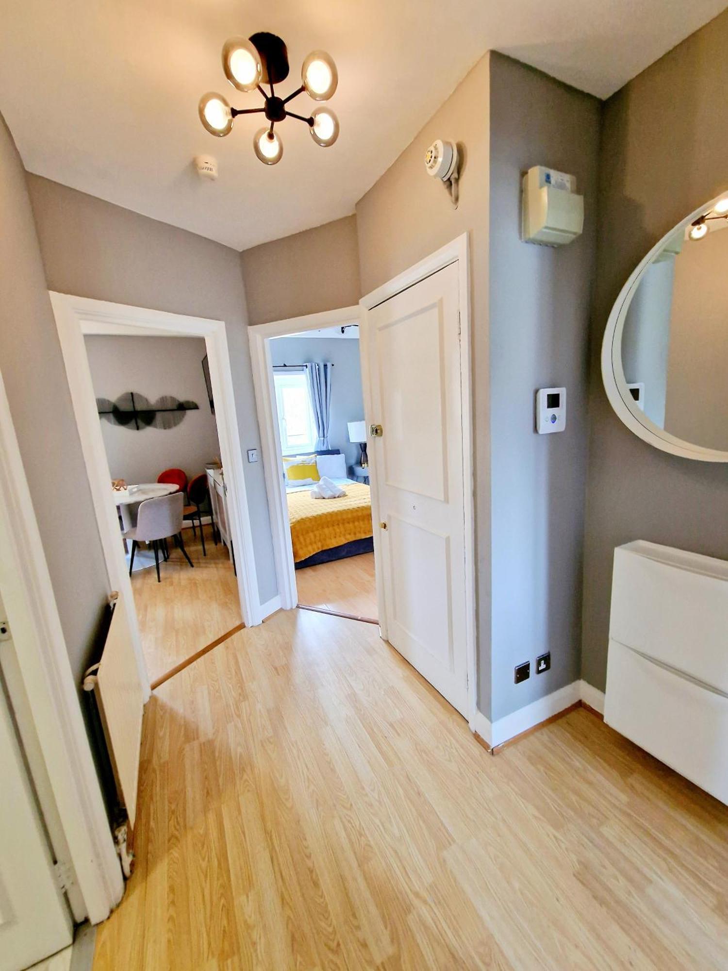 Brilliant 3 Bedroom's In Hyde Park With Elevator - 1 Flight Of Stairs Only Appartement Londen