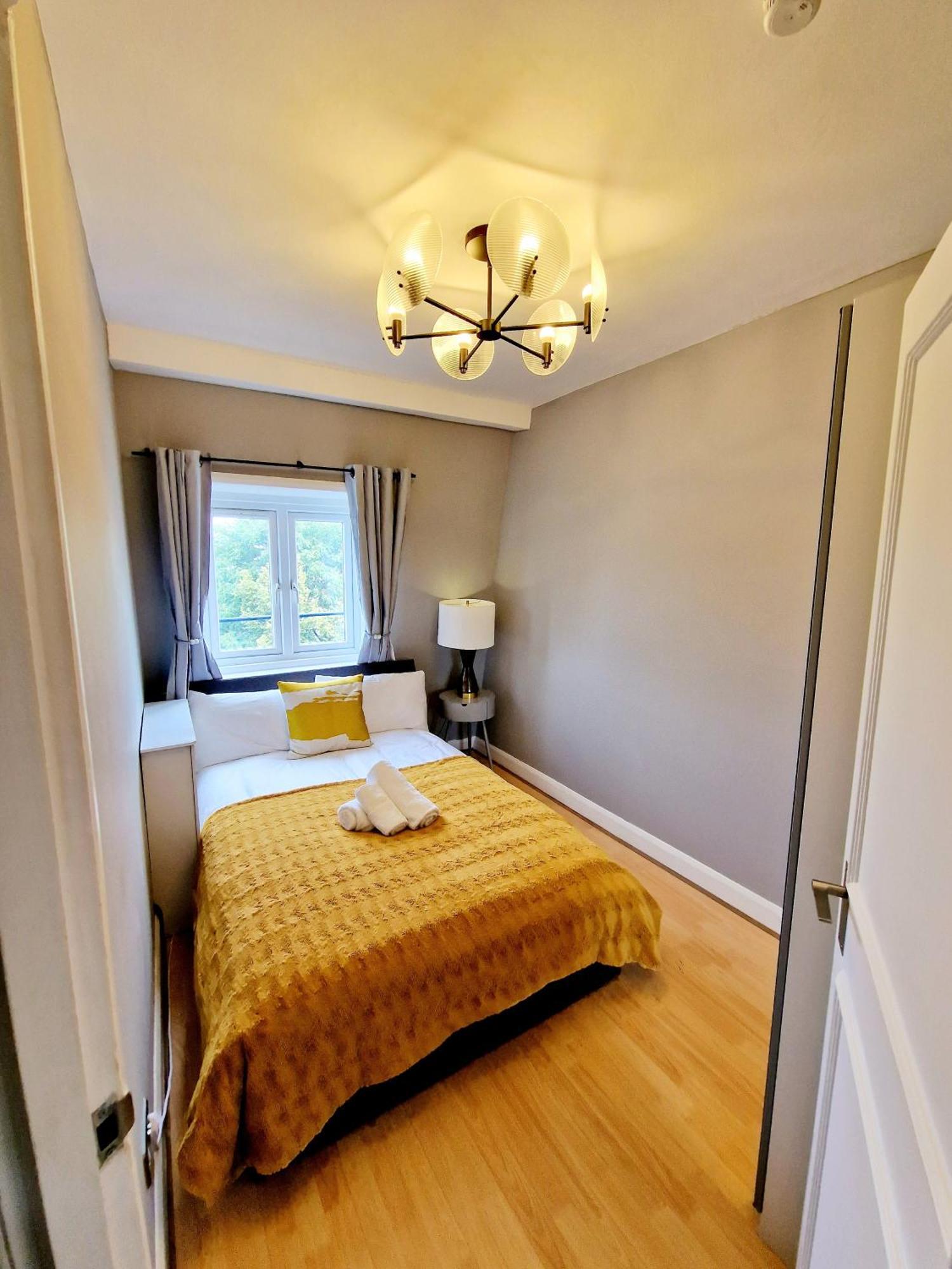 Brilliant 3 Bedroom's In Hyde Park With Elevator - 1 Flight Of Stairs Only Appartement Londen
