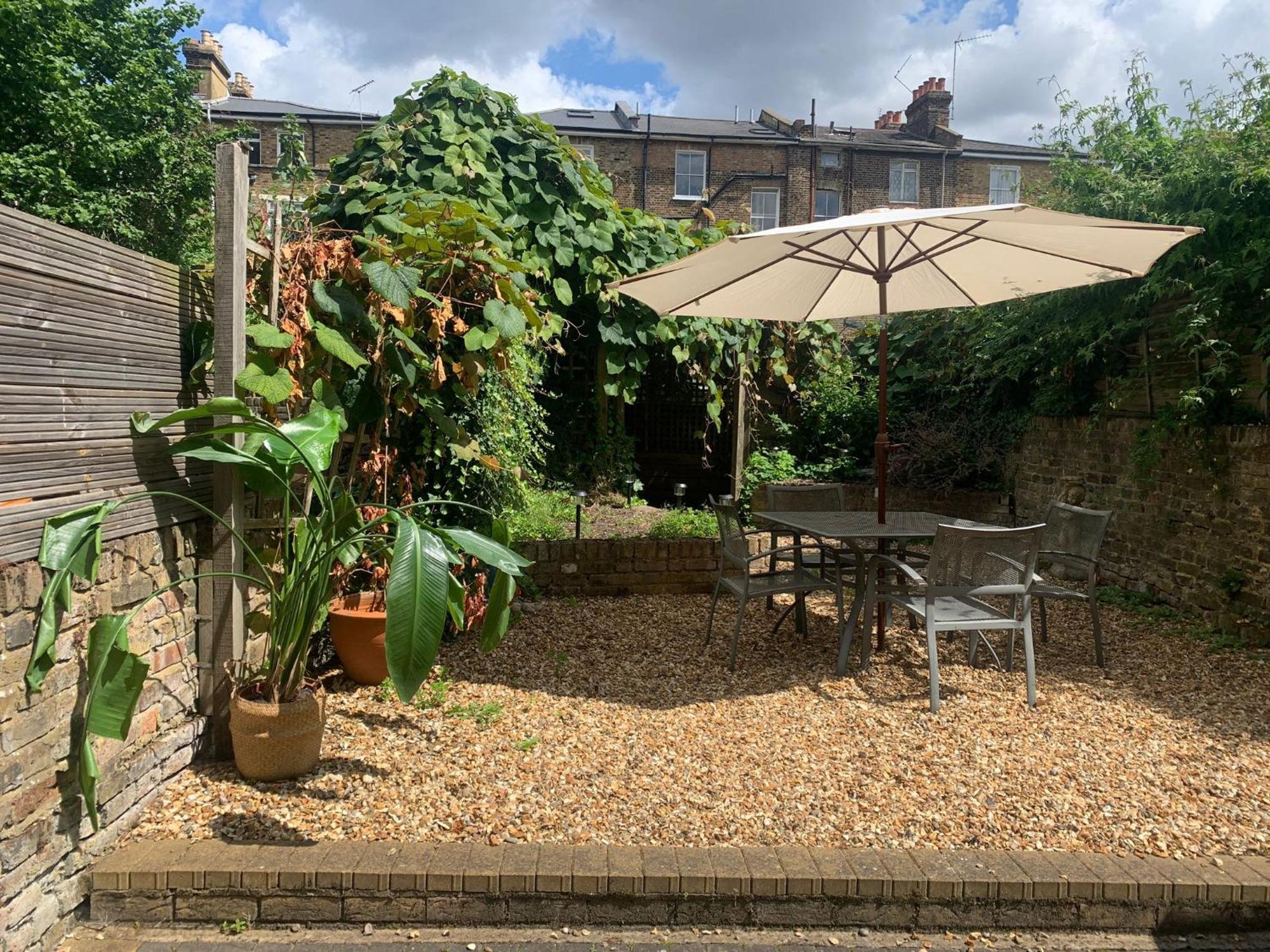 2 Bedrooms With Private Garden Walking Distance To Underground Ideal For Families Apartamento