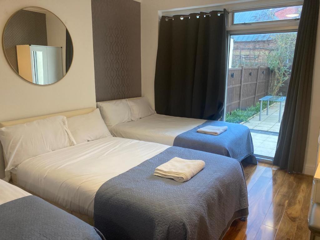 Guest house Twin Towerd London
