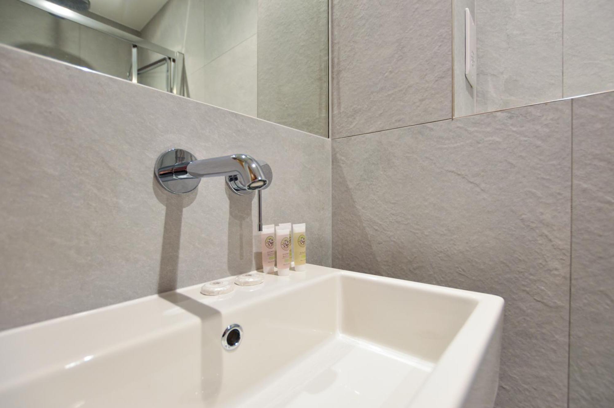 Queensborough Terrace Serviced By Concept