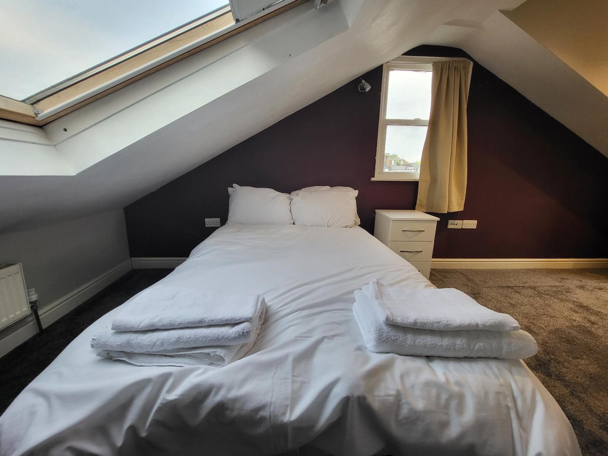 Large 4 Bedroom House In Leilighet London