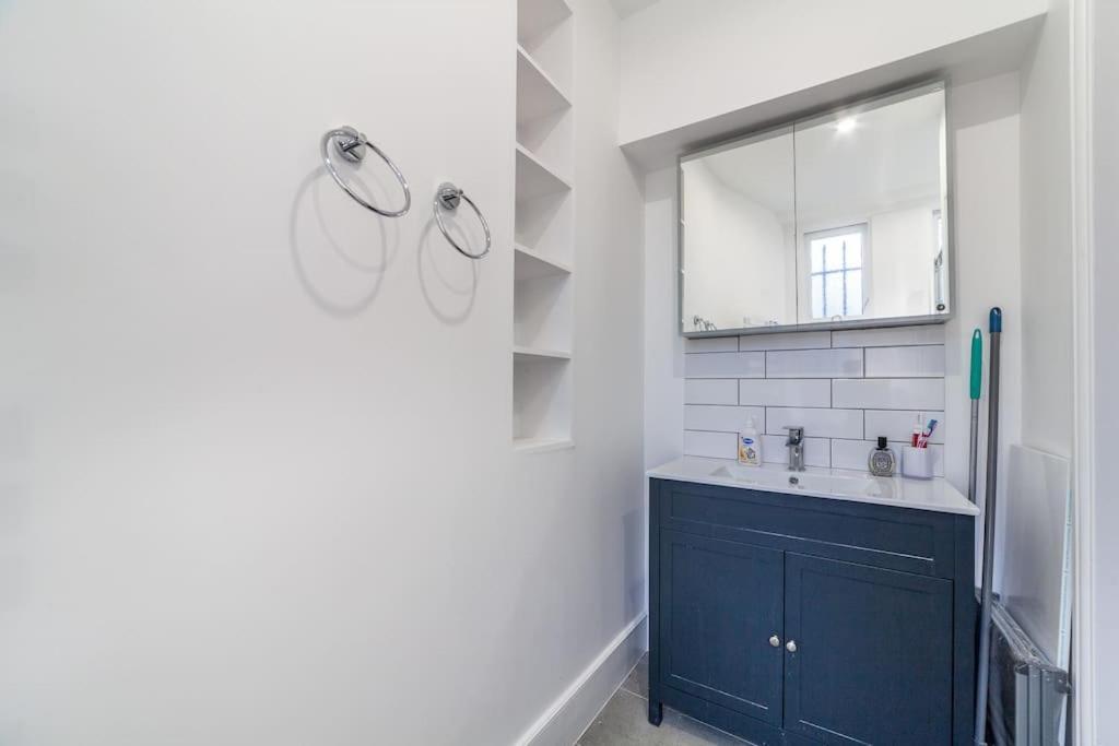 Modern & Trendy 1-bed In Earl's Court! * London